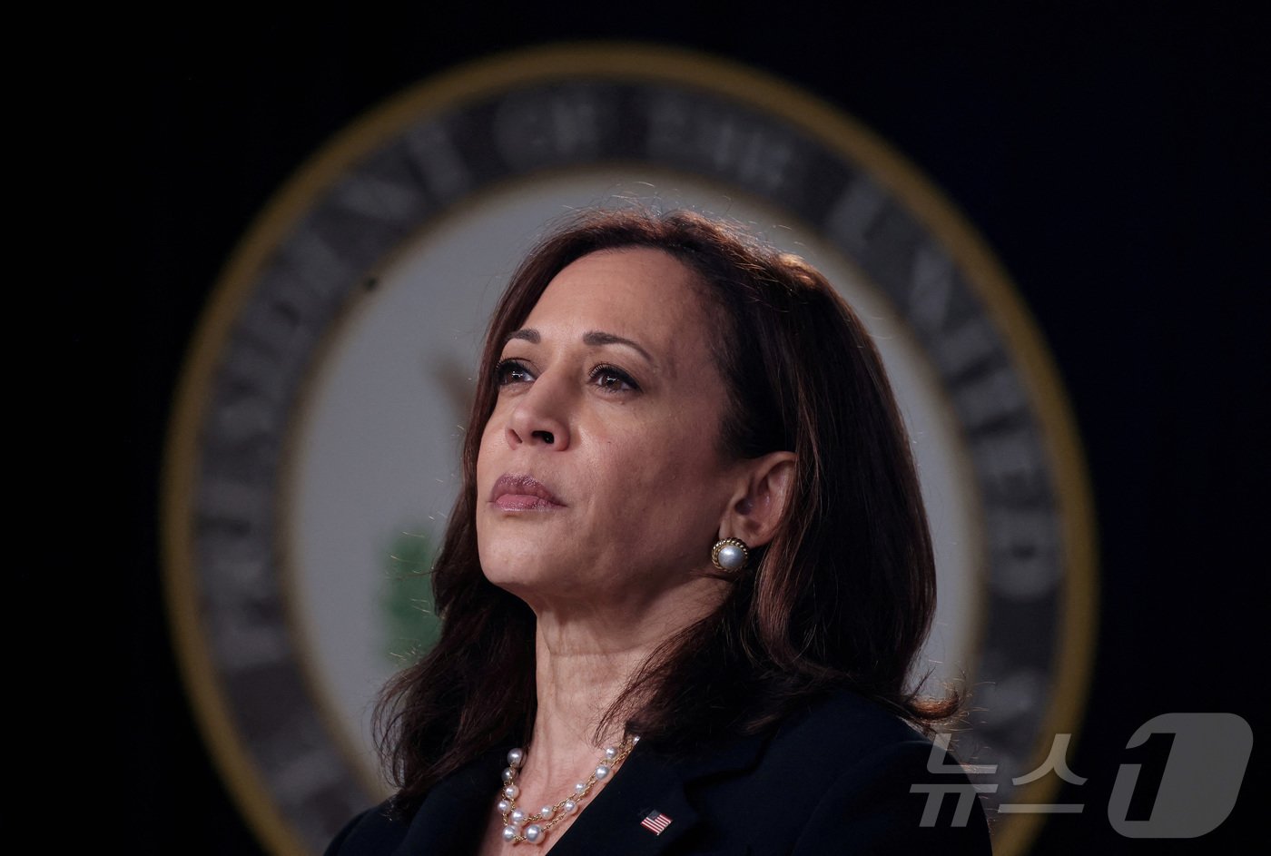 본문 이미지 - 카멀라 해리스 미국 부통령이 2021년 6월 워싱턴 백악관에서 열린 초고속 인터넷 통신망 인프라 관련 행사에 참석한 모습. 그는 21일(현지시간) 재선을 포기한 조 바이든 대통령의 지지를 받으며 차기 민주당 대선후보로 부상했다. 2024.07.21. 로이터=뉴스1 ⓒ News1 권진영 기자