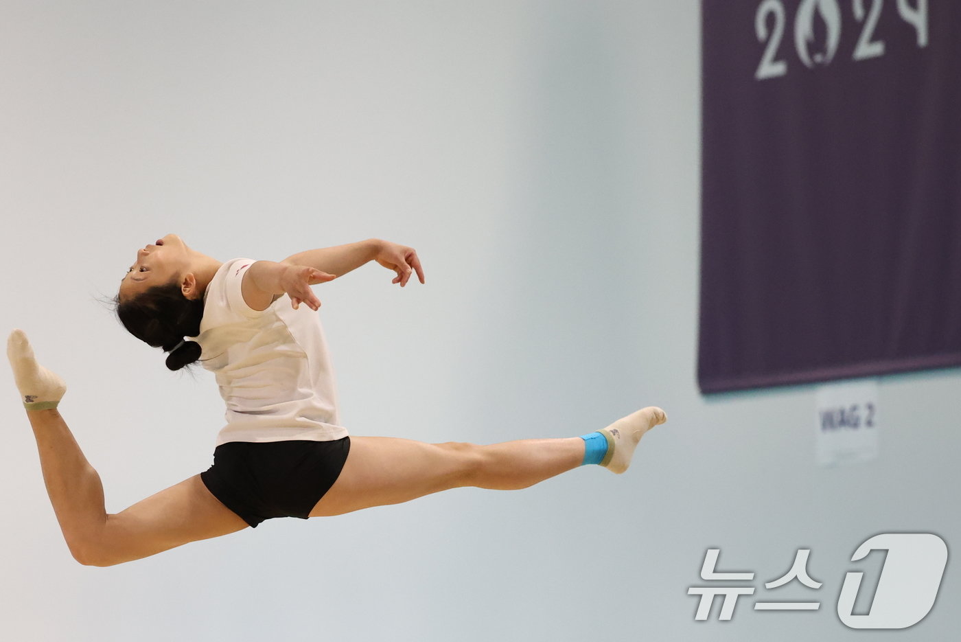 본문 이미지 - 2024 파리올림픽에 참가하는 북한 체조 간판 안창옥이 22일 오후(한국시간) 프랑스 파리 르 부르제 국제방송센터 내 체조 훈련장에서 몸을 풀고 있다. 2024.7.22/뉴스1 ⓒ News1 박정호 기자