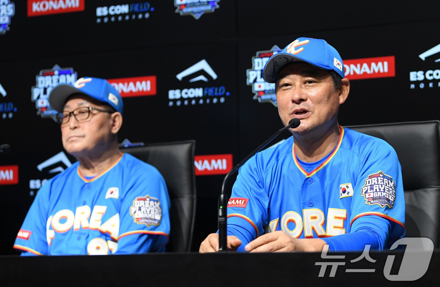 본문 이미지 - 이종범이 22일 일본 홋카이도 에스콘필드에서 열린 한일 드림 플레이어즈 게임 기자회견에서 발언하고 있다. 한일 드림 플레이어즈는 한국과 일본을 대표하는 레전드 야구 스타들이 벌이는 친선 게임이다. 2024.7.22/뉴스1 ⓒ News1 사진공동취재단