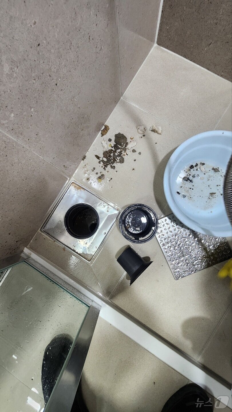 본문 이미지 - 경기 화성시 신동 동탄2 신동포레 '경기행복주택' 일부 세대 화장실과 세탁실, 실외기실 배수구에서 나온 시멘트와 이물질. (주민 제공) 2024.7.22/뉴스1