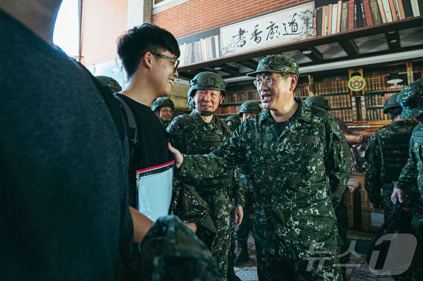 (타오위안 AFP=뉴스1) 정지윤기자 = 중국군 침공에 대응한 대만 연례 '한광' 군사훈련이 시작된 22일 구리슝(웰링턴 구) 국방부장이 타오위안에서 훈련 소집에 응한 예비역 청년 …