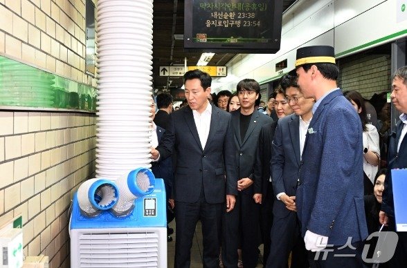 본문 이미지 -  2호선 아현역 승강장에 설치된 이동 냉방기를 보는 오세훈 서울시장 (서울시 제공)