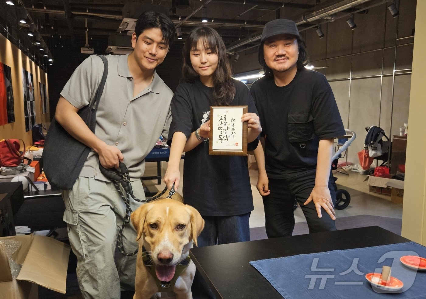 본문 이미지 - 20일 아크보호소 후원바자회에서 캘리그라피 재능기부를 한 박병철 작가(오른쪽)와 아크에서 반려견을 입양한 정소희 씨. ⓒ 뉴스1 최서윤 기자