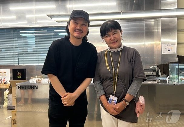 본문 이미지 - 20일 아크보호소 홍보대사로 위촉된 박병철 작가와 강소영 교수(아크보호소 제공). ⓒ 뉴스1