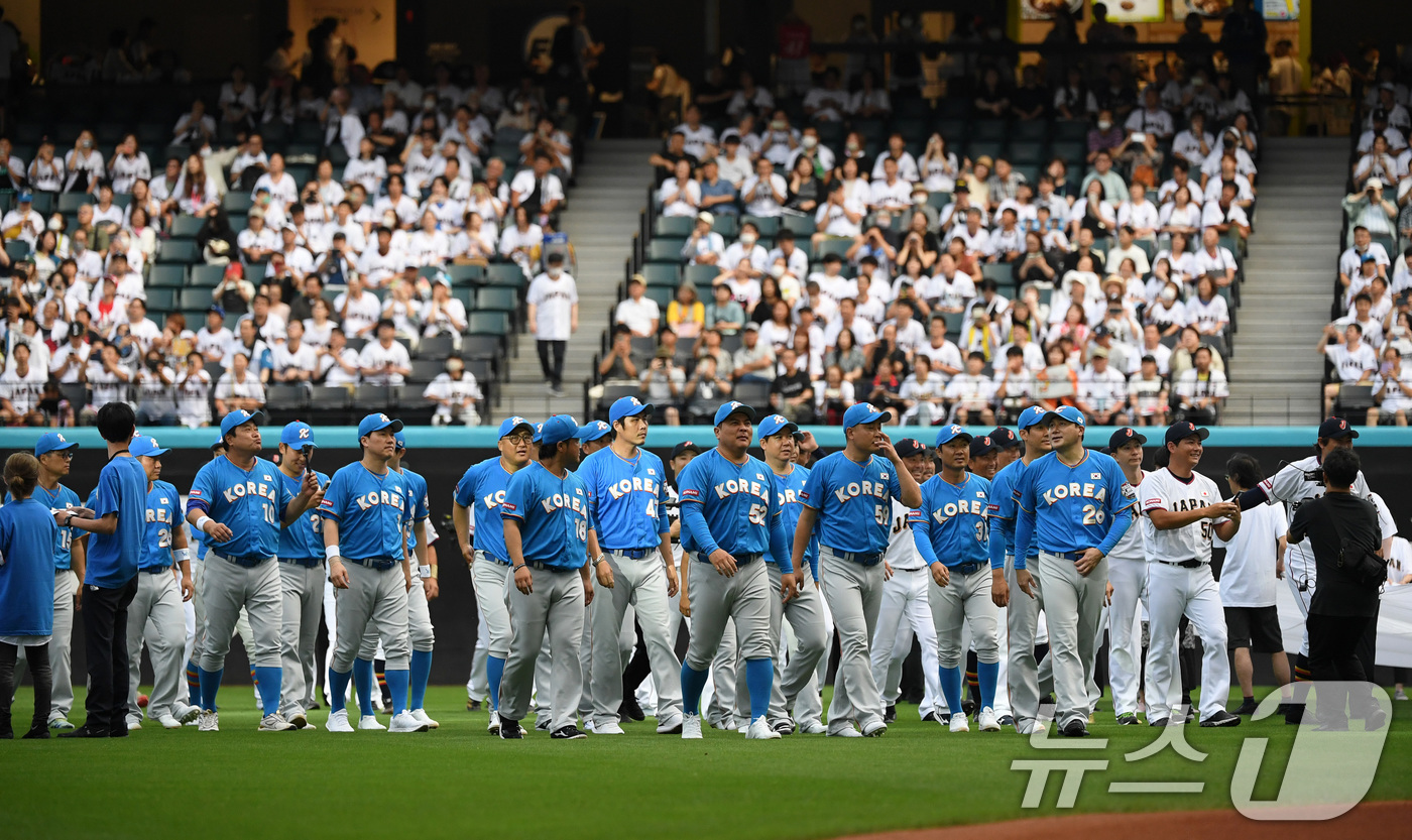 (홋카이도(일본)=뉴스1) 사진공동취재단 = 22일 일본 홋카이도 에스콘필드에서 열린 한일 드림 플레이어즈 게임. 양 팀 선수들이 입장하고 있다. 2024.7.22/뉴스1