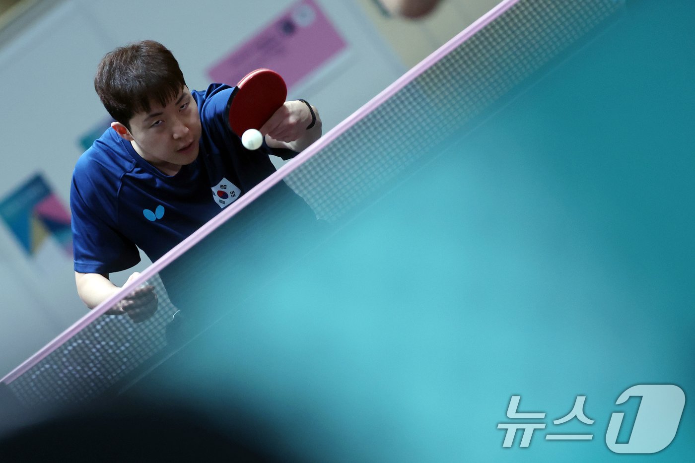 본문 이미지 - 대한민국 탁구 국가대표 임종훈 선수가 22일 오후(한국시간) 프랑스 파리 사우스 파리 아레나4에서 훈련을 하고 있다. 2024.7.23/뉴스1 ⓒ News1 박정호 기자