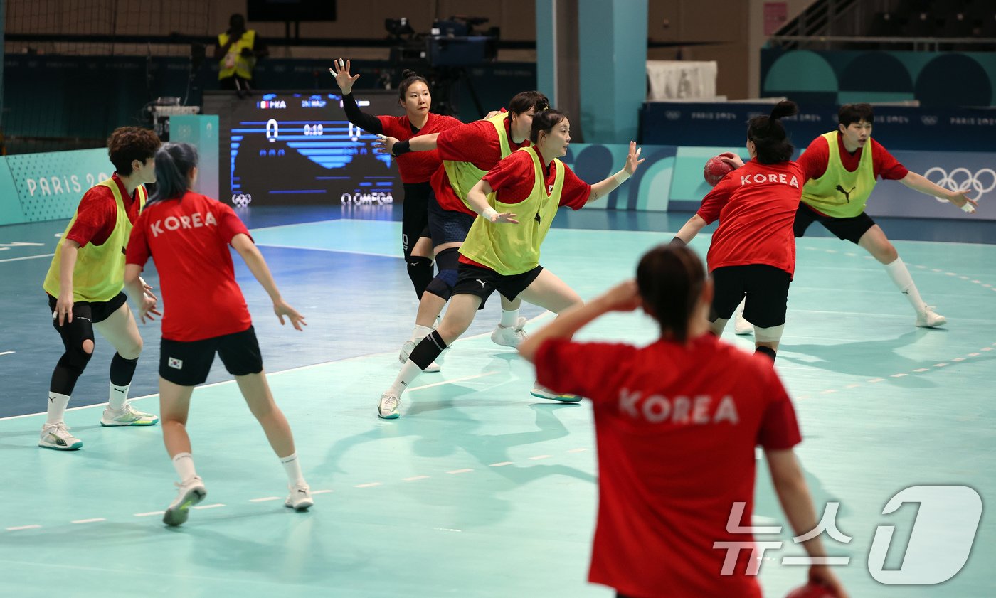 본문 이미지 - 2024 파리올림픽 유일한 구기 종목인 여자핸드볼 국가대표팀 선수들이 23일 오전(한국시간) 프랑스 파리 사우스 파리 아레나6에서 훈련을 하고 있다. 2024.7.23/뉴스1 ⓒ News1 박정호 기자