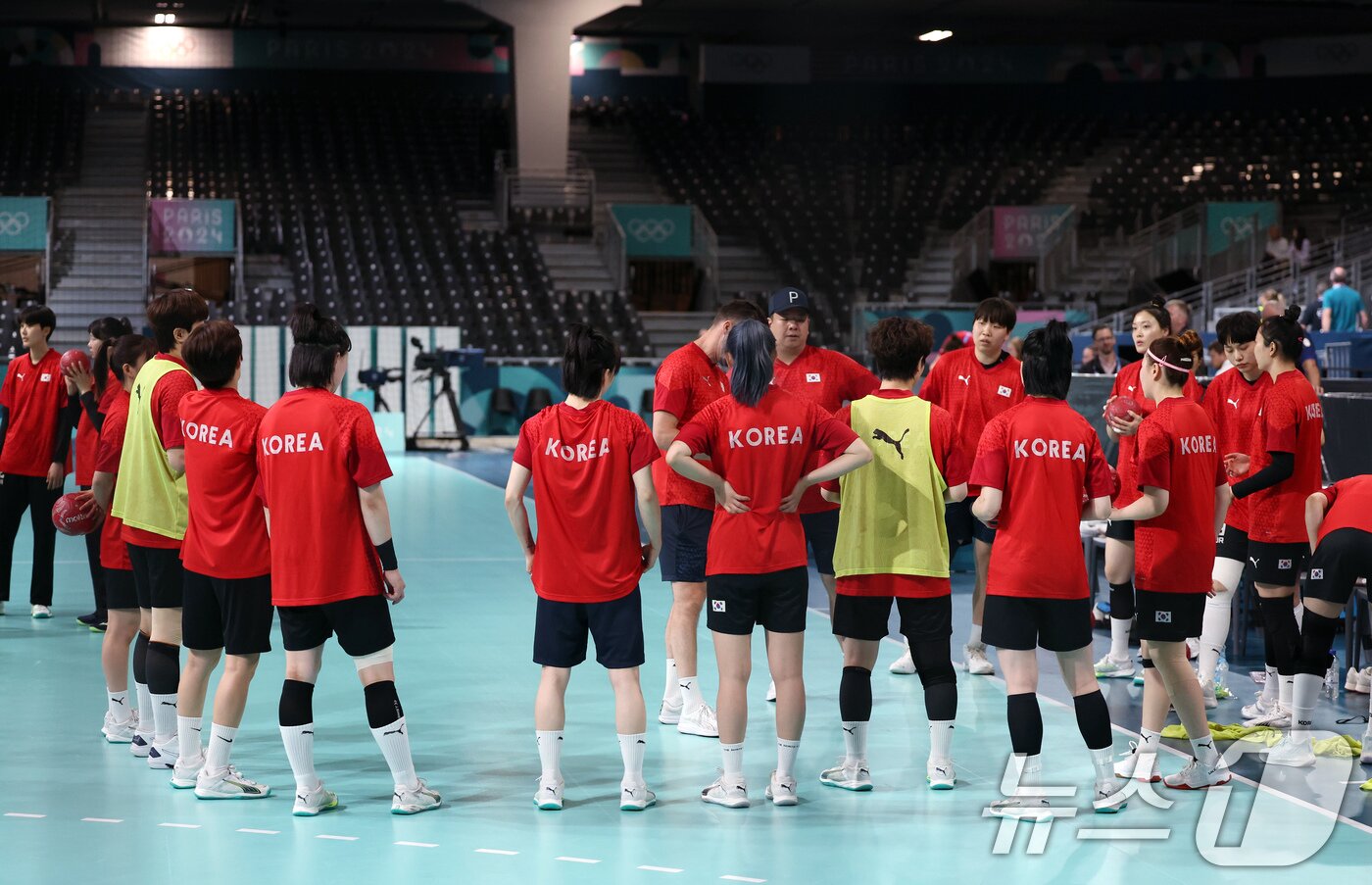 본문 이미지 - 2024 파리올림픽 유일한 구기 종목인 여자핸드볼 국가대표팀 선수들이 23일 오전(한국시간) 프랑스 파리 사우스 파리 아레나6에서 훈련을 하고 있다. 2024.7.23/뉴스1 ⓒ News1 박정호 기자
