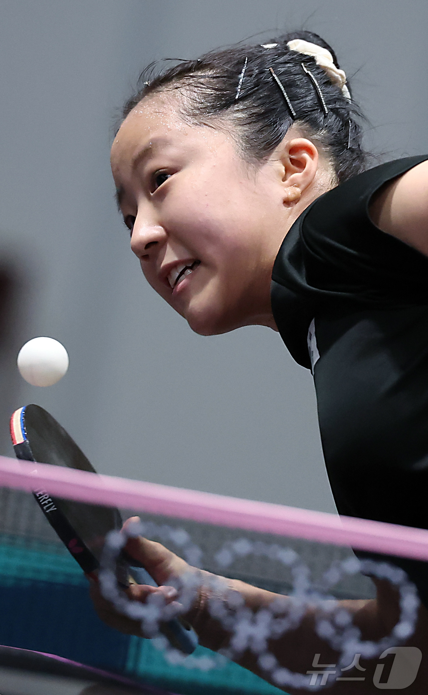 (파리(프랑스)=뉴스1) 박정호 기자 = 대한민국 탁구 국가대표 신유빈 선수가 22일 오후(한국시간) 프랑스 파리 사우스 파리 아레나4에서 웜업 훈련을 하고 있다. 2024.7.2 …