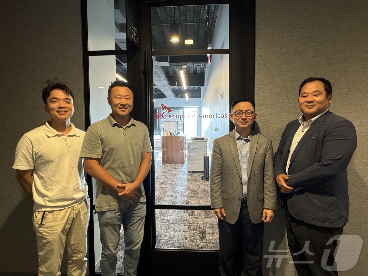 본문 이미지 - 데이비드 김(David Kim) SK 에코플랜트 아메리카스 법인장(왼쪽으로부터 세번째)과 박동현 PM(왼쪽부터), 이성진 PCM, 정희진 CDO. 2024.7.16/뉴스1 ⓒ News1 한지명 기자