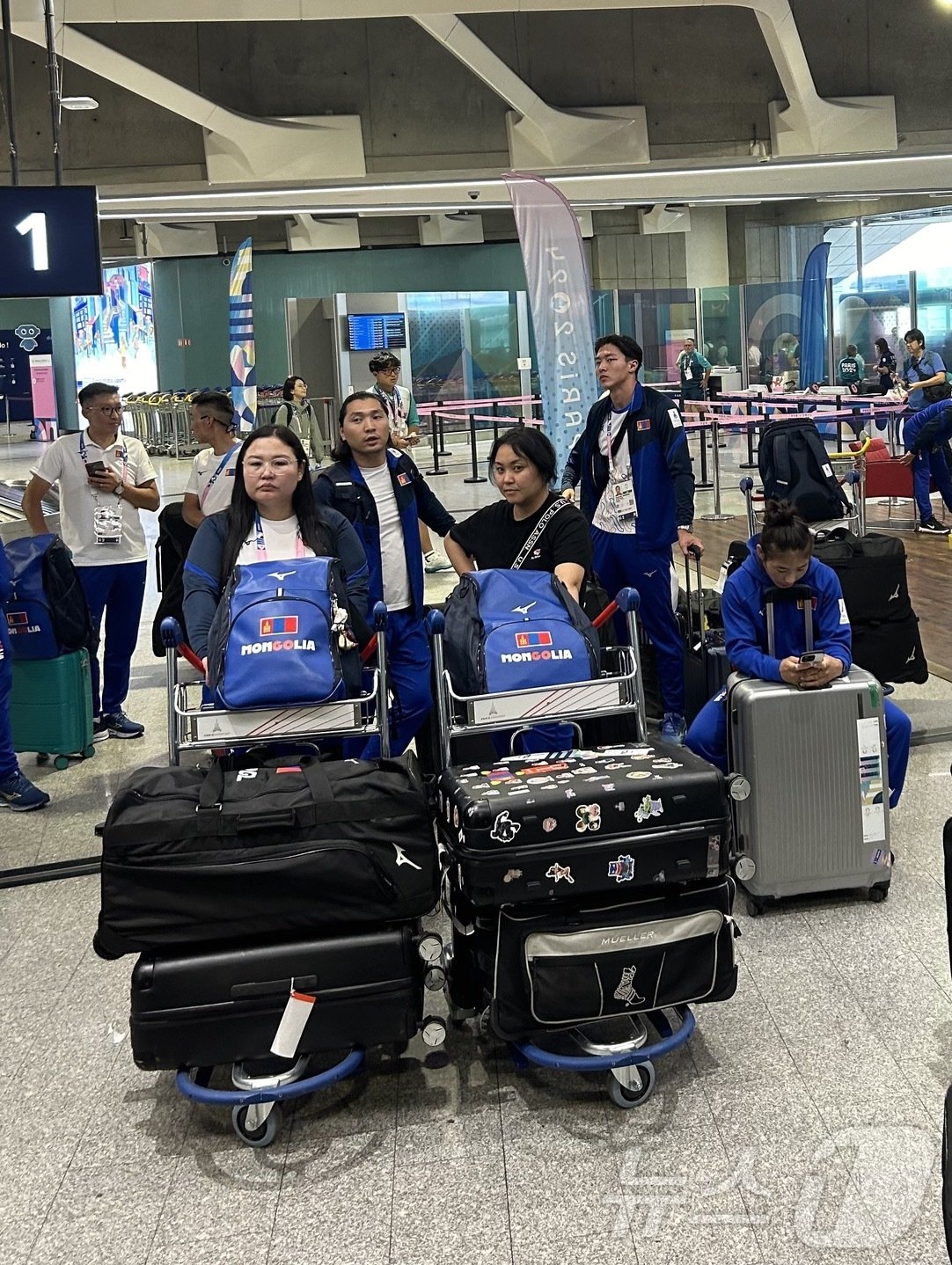  몽골 선수단이 22일 프랑스 파리 샤를 드골 공항 도착 후 올림픽 AD 카드를 발급하기 위해 모여 있다. 2024.7.22/뉴스1 ⓒ News1 문대현 기자