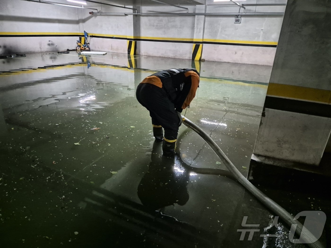 본문 이미지 - 밤사이 경기도 곳곳에 국지성 호우가 내린 23일 경기 의정부시 금오동 상가건물이 침수돼 소방대원들이 배수작업을 하고 있다. (경기북부소방재난본부 제공) 2024.7.23/뉴스1
