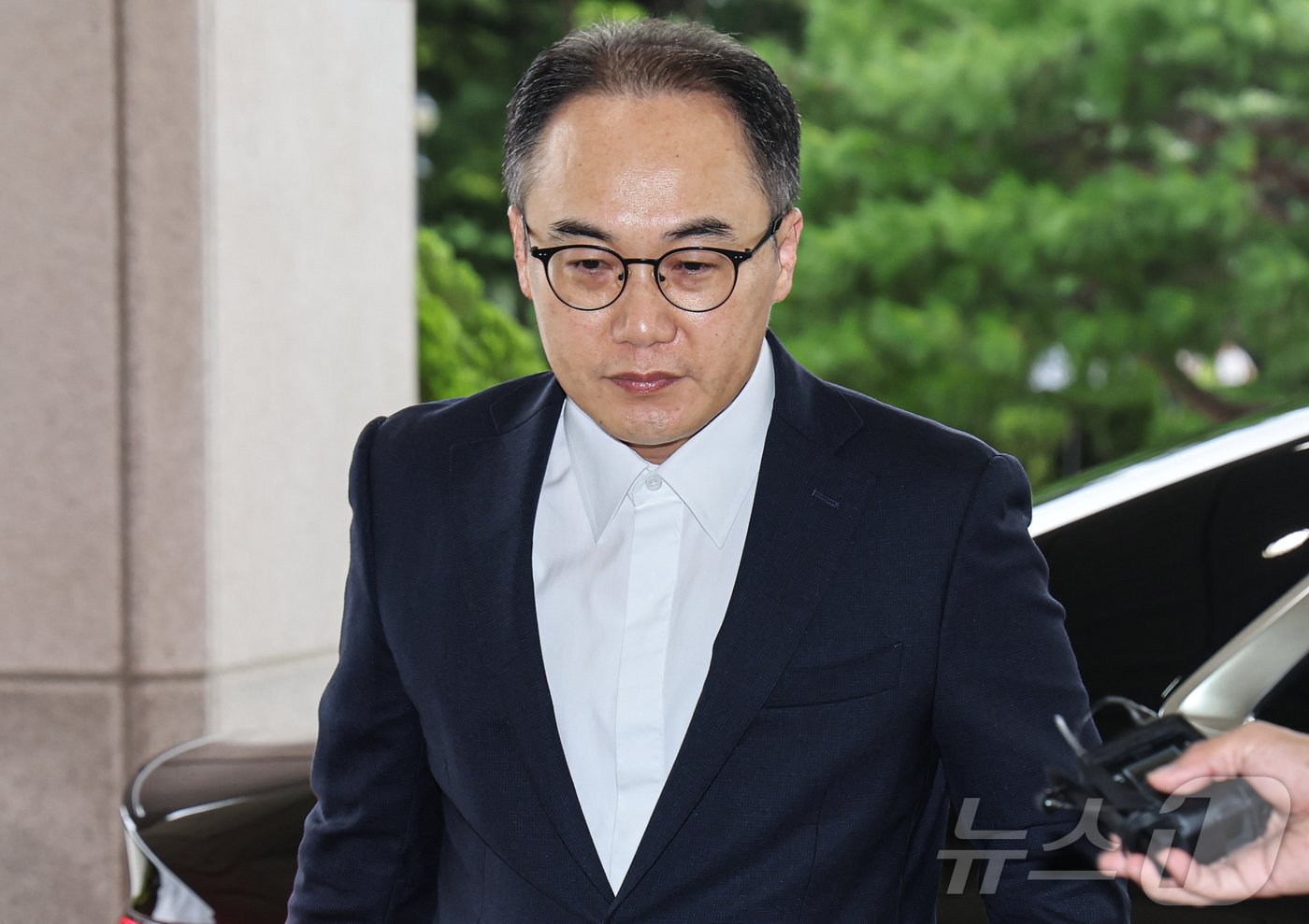 본문 이미지 - 이원석 검찰총장이 23일 오전 서울 서초구 대검찰청으로 출근하고 있다. 이 총장은 전날 이창수 서울중앙지검장에게 김건희 여사에 대한 비공개 소환조사 경위를 보고받은 후 대검 감찰부에 진상을 파악하라고 지시했다. 2024.7.23/뉴스1 ⓒ News1 김도우 기자