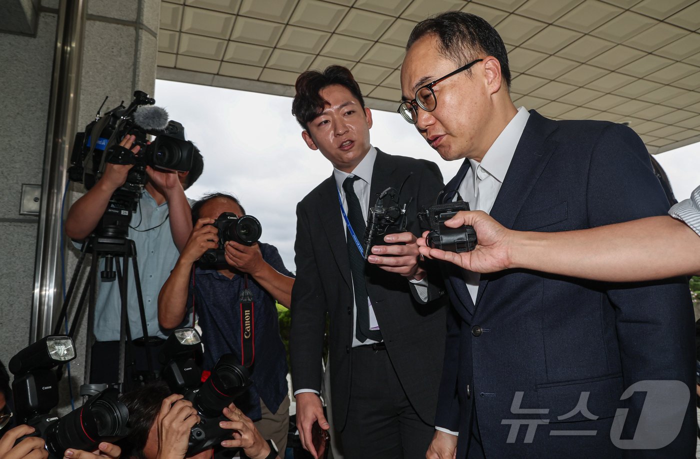 본문 이미지 - 이원석 검찰총장이 23일 오전 서울 서초구 대검찰청으로 출근하고 있다. 이 총장은 전날 이창수 서울중앙지검장에게 김건희 여사에 대한 비공개 소환조사 경위를 보고받은 후 대검 감찰부에 진상을 파악하라고 지시했다. 2024.7.23/뉴스1 ⓒ News1 김도우 기자