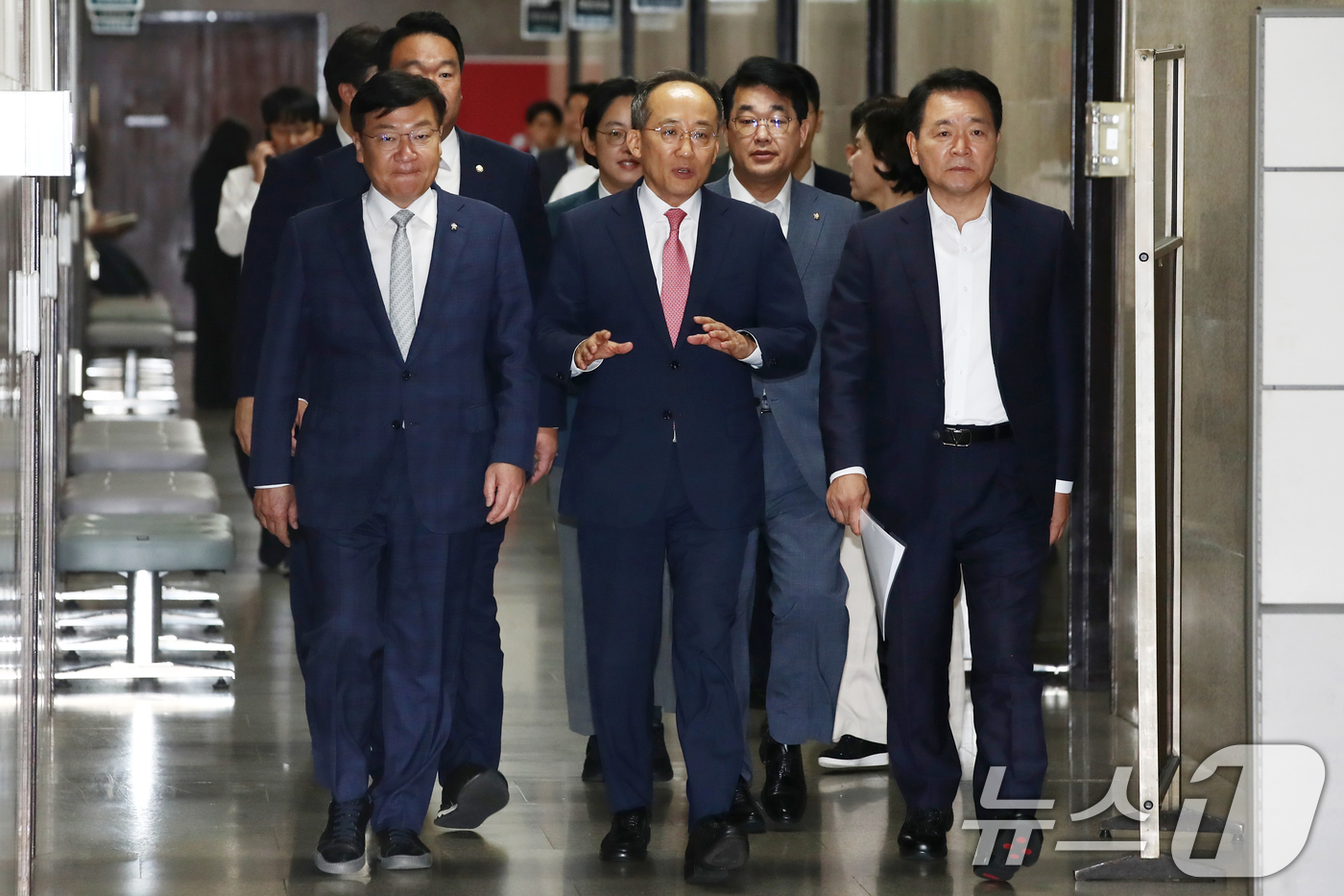 (서울=뉴스1) 이광호 기자 = 추경호 국민의힘 원내대표(가운데)와 정점식 정책위의장(왼쪽), 성일종 사무총장 등이 23일 오전 서울 여의도 국회에서 열린 원내대책회의에 참석하고 …