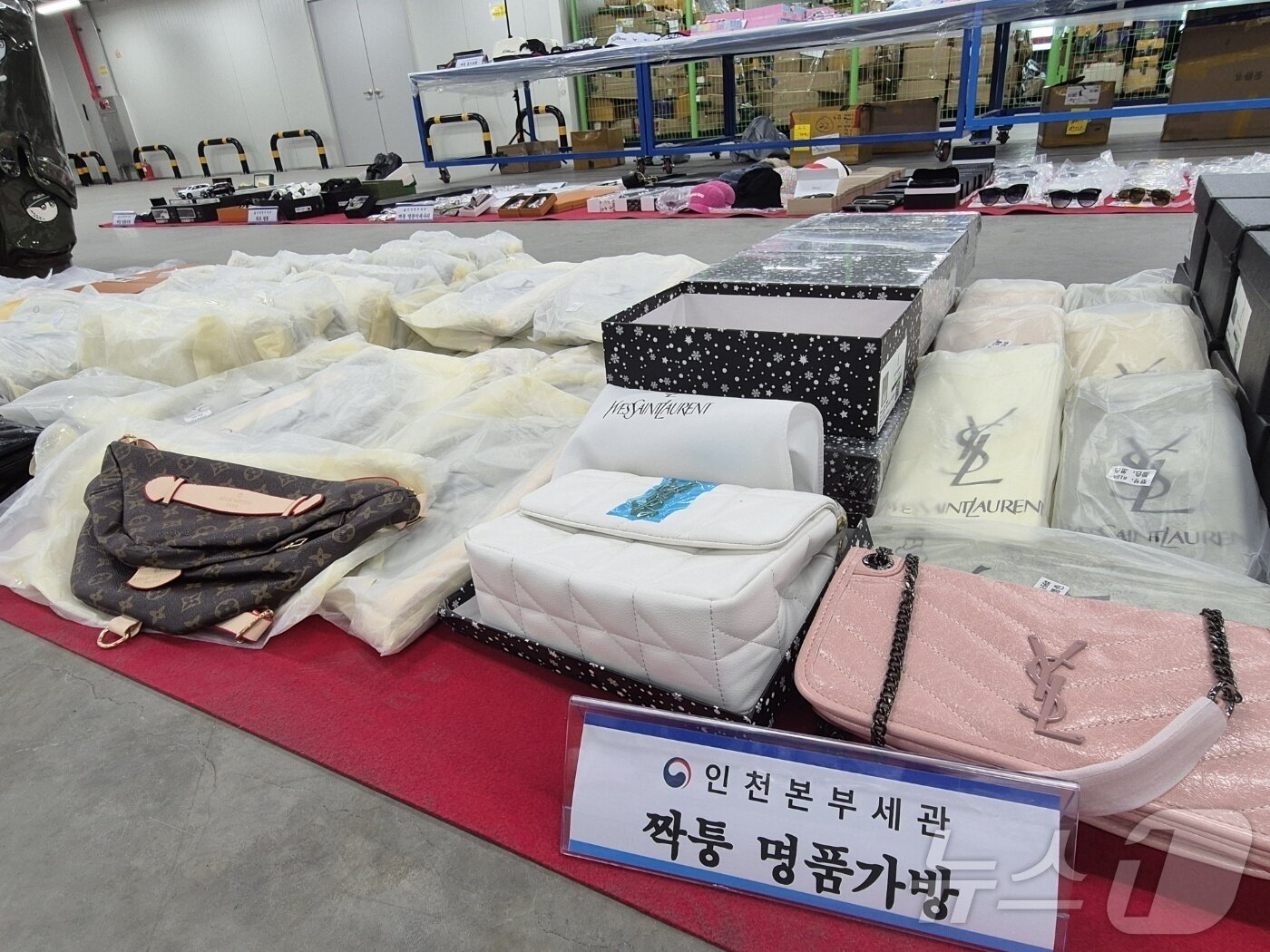 본문 이미지 - 인천세관은 지난 4월부터 6월까지 중국발 e커머스(타오바오, 알리익스프레스)를 통해 국내에 들어온 짝퉁제품 5만여개를 적발했다. 이중 해외 명품 모방 제품은 1만890개, 국내 브랜드 사칭 상품은 1497개로 집계됐다. ⓒ News1 이시명 기자