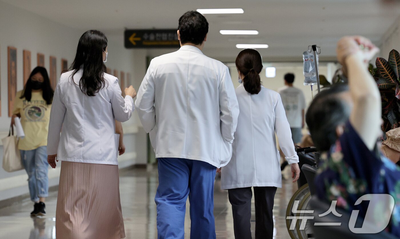 본문 이미지 - 23일 오전 서울 시내 한 대학병원에서 의사들이 이동하고 있다. 2024.7.23/뉴스1 ⓒ News1 장수영 기자