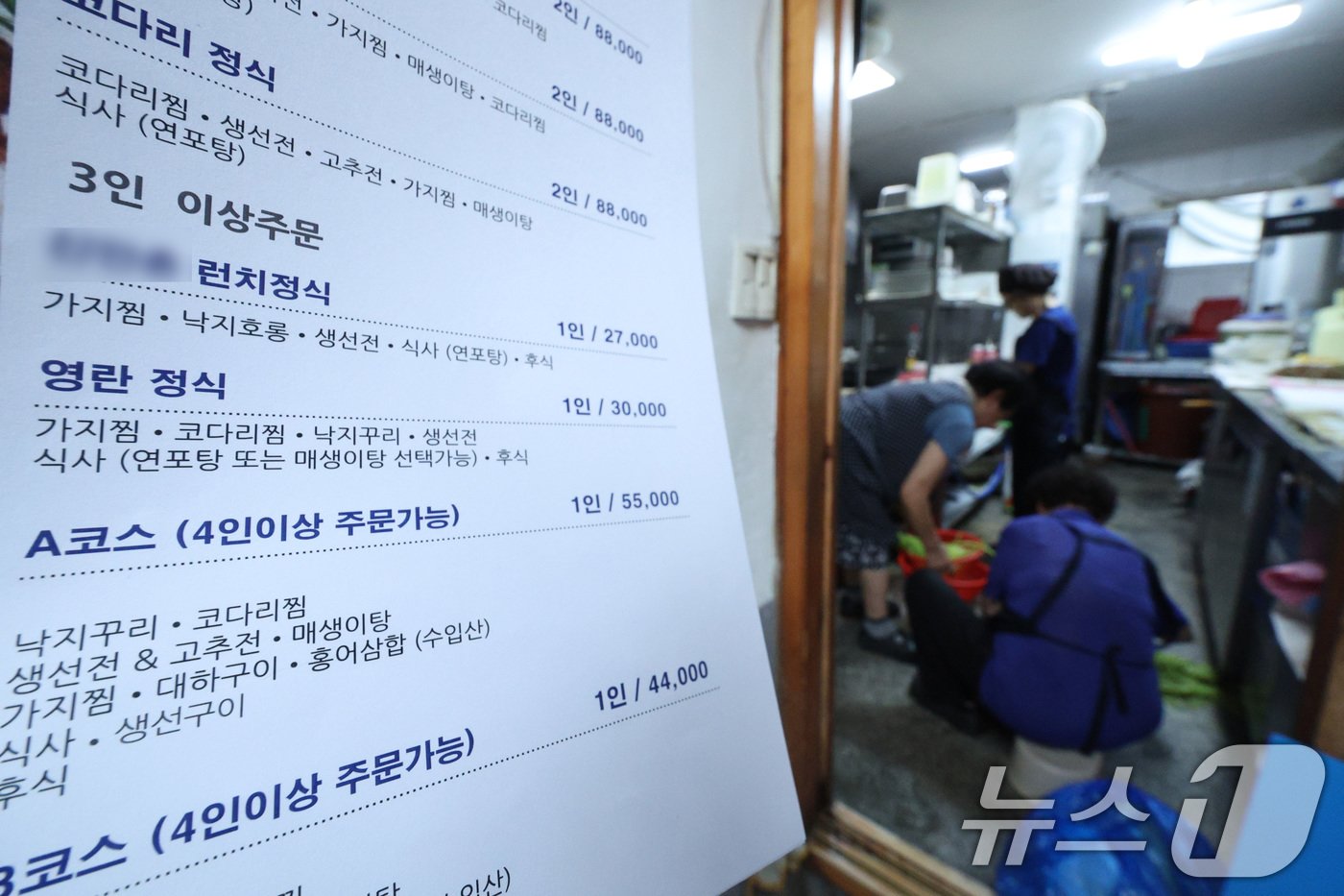 본문 이미지 - . 사진은 23일 서울의 한 식당에서 현행 김영란법에 맞춰 3만 원짜리 메뉴를 판매 중인 모습. 2024.7.23/뉴스1 ⓒ News1 신웅수 기자