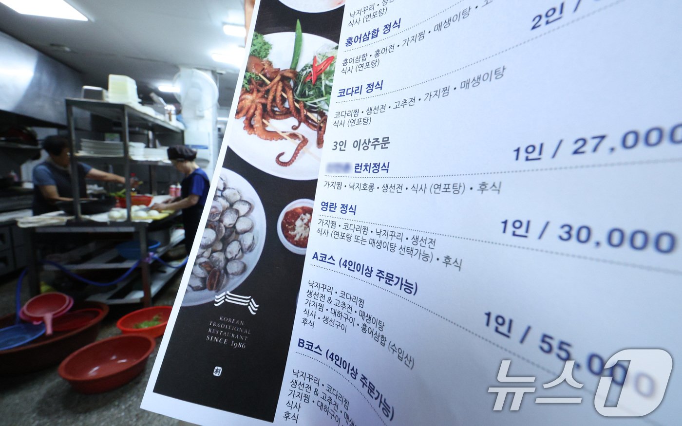 본문 이미지 -  사진은 23일 서울의 한 식당에서 현행 김영란법에 맞춰 3만 원짜리 메뉴를 판매 중인 모습. 2024.7.23/뉴스1 ⓒ News1 신웅수 기자