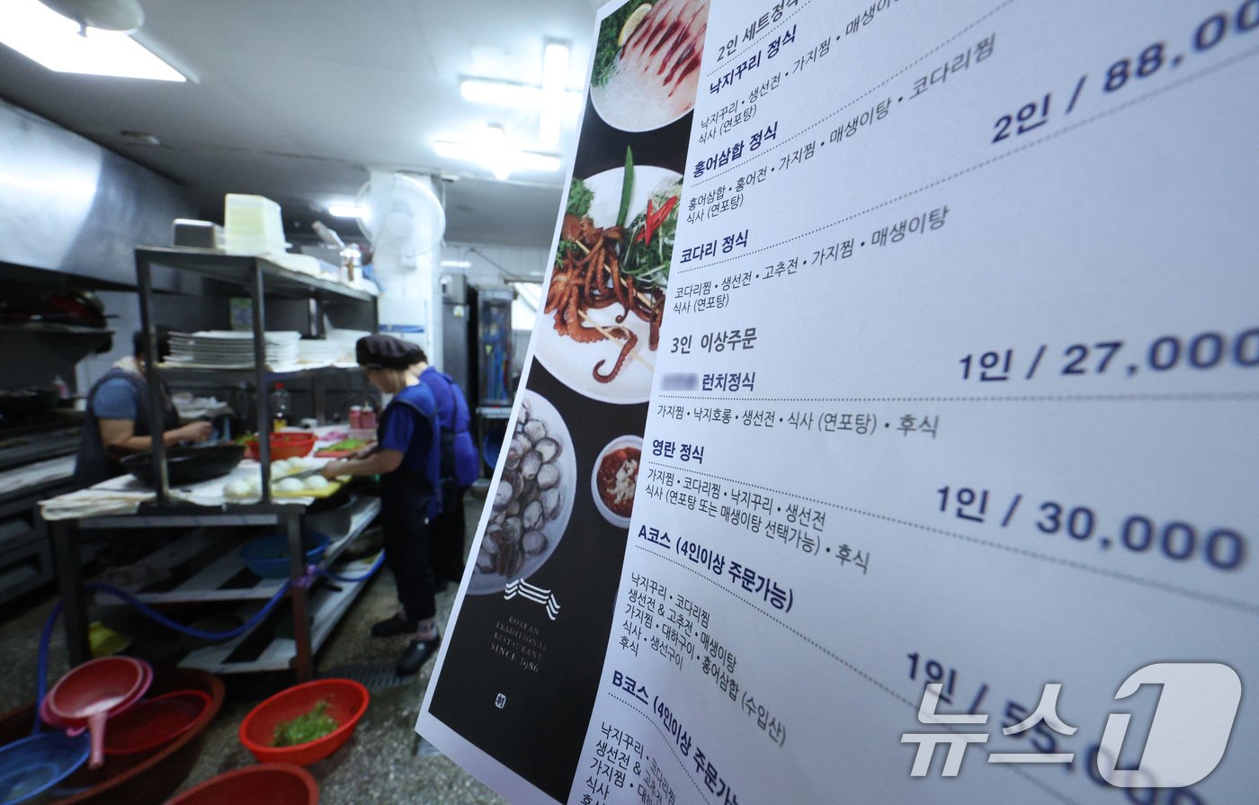 본문 이미지 -  사진은 23일 서울의 한 식당에서 현행 김영란법에 맞춰 3만 원짜리 메뉴를 판매 중인 모습. 2024.7.23/뉴스1 ⓒ News1 신웅수 기자