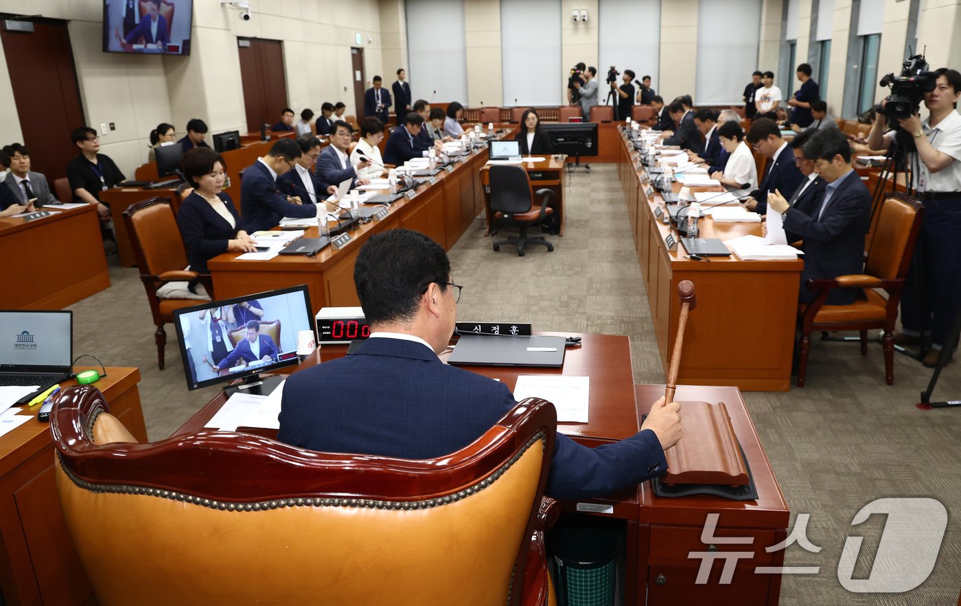 신정훈 국회 행정안전위원장이 23일 오전 서울 여의도 국회에서 열린 행정안전위원회 4차 전체회의에서 조지호 경찰청장 후보자 인사청문회 실시계획서 채택의 건을 가결하고 있다. 2024.7.23/뉴스1 ⓒ News1 김민지 기자