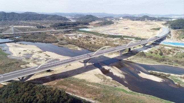 세종시 외곽순환도로 중 4∼5생활권을 연결하는 금빛노을교. &#40;행복청 제공&#41; 