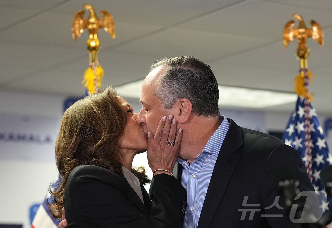 본문 이미지 - 카멀라 해리스 미국 부통령이 22일(현지시간) 델라웨어주 윌밍턴의 선거 운동 본부에서 연설에 앞서 남편 더글러스 엠호프와 키스를 하고 있다. 2024.07.23. ⓒ AFP=뉴스1 ⓒ News1 우동명 기자