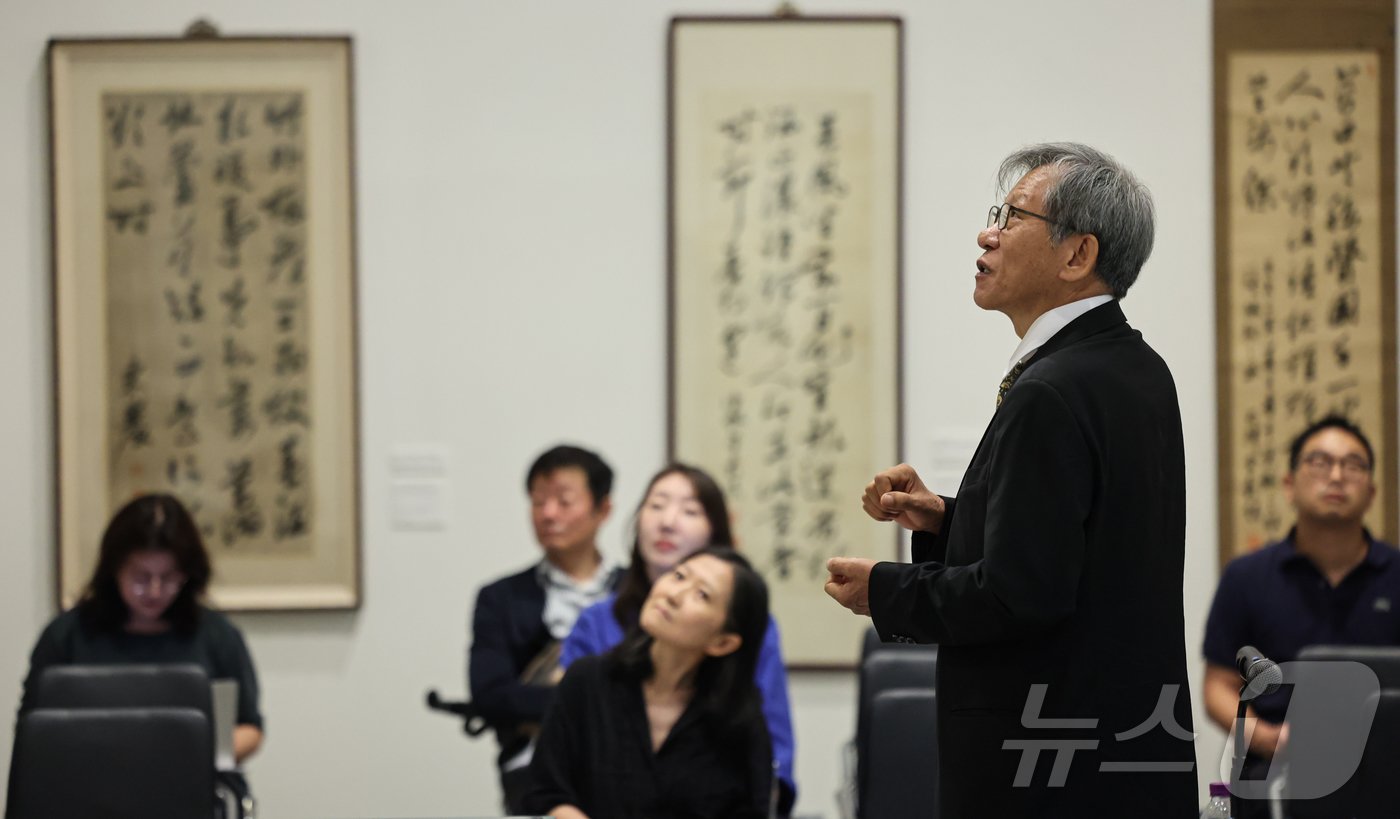 본문 이미지 - 유홍준 교수가 23일 서울 서초구 서울서예박물관에서 열린 동농 김가진 서예전 &#39;백운서경白雲書境&#39; 전시에 대해 설명하고 있다. 대한민국 임시정부의 고문을 역임한 독립운동가 이며 당대 최고의 서예가로 평가되는 동농 김가진의 서예전 &#39;백운서경白雲書境&#39;은 이날부터 9월 19일 까지 진행된다. 2024.7.23/뉴스1 ⓒ News1 김도우 기자