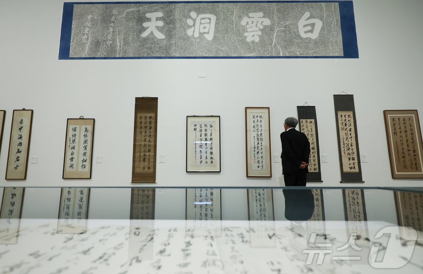 본문 이미지 - 유홍준 교수가 23일 서울 서초구 서울서예박물관에서 열린 동농 김가진 서예전 &#39;백운서경白雲書境&#39; 관람객이 작품을 살펴보고 있다. 대한민국 임시정부의 고문을 역임한 독립운동가 이며 당대 최고의 서예가로 평가되는 동농 김가진의 서예전&#39;백운서경白雲書境&#39;은 이날부터 9월 19일 까지 진행된다. 2024.7.23/뉴스1 ⓒ News1 김도우 기자