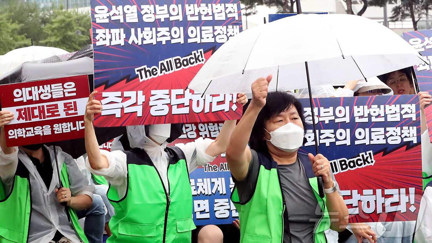 본문 이미지 - 전국의대생학부모연합 학부형들이 23일 오전 세종시 정부세종청사 교육부 앞에서 집회를 열고 의대생 학습권 보장 요구 및 정부의 의료정책을 규탄하며 구호를 외치고 있다. 2024.7.23/뉴스1 ⓒ News1 김기남 기자