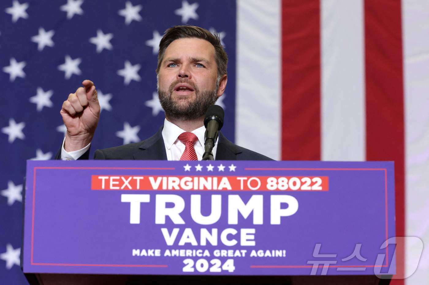 본문 이미지 - 22일(현지시간) 미 공화당 부통령 후보인 J.D. 밴스 상원의원이 버지니아주 래드포드대학교 유세 집회에서 연설하고 있다. 2024.07.22. ⓒ AFP=뉴스1