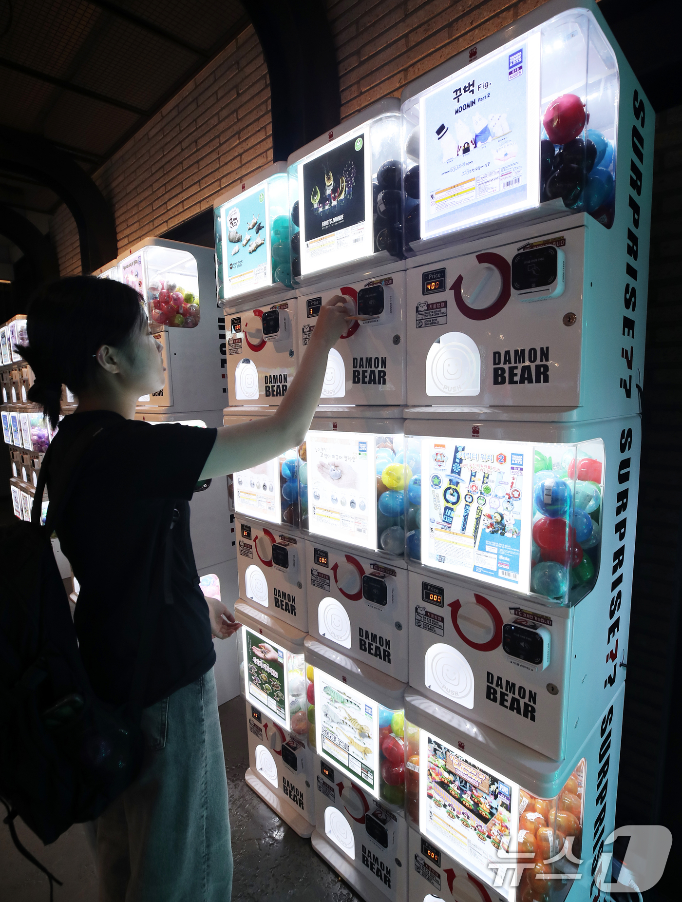 (서울=뉴스1) 오대일 기자 = '뽑기'라고 불리며 어린이들의 전유물로 여겨지던 캡슐 장난감 자판기 가챠샵이 MZ 세대 사이에서 인기몰이 중이다. 가챠는 '찰캉찰캉'이라는 뜻의 일 …