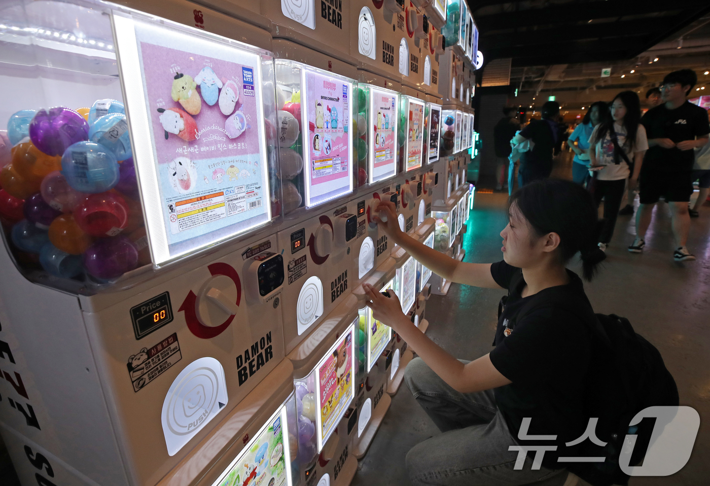 (서울=뉴스1) 오대일 기자 = '뽑기'라고 불리며 어린이들의 전유물로 여겨지던 캡슐 장난감 자판기 가챠샵이 MZ 세대 사이에서 인기몰이 중이다. 가챠는 '찰캉찰캉'이라는 뜻의 일 …
