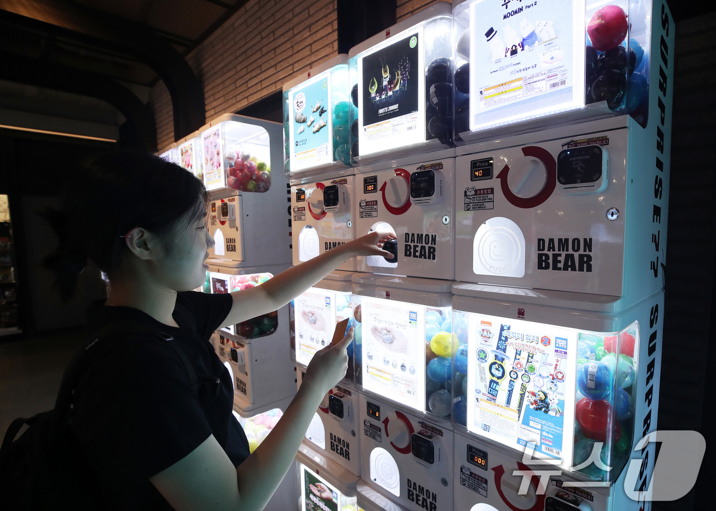 (서울=뉴스1) 오대일 기자 = '뽑기'라고 불리며 어린이들의 전유물로 여겨지던 캡슐 장난감 자판기 가챠샵이 MZ 세대 사이에서 인기몰이 중이다. 가챠는 '찰캉찰캉'이라는 뜻의 일 …