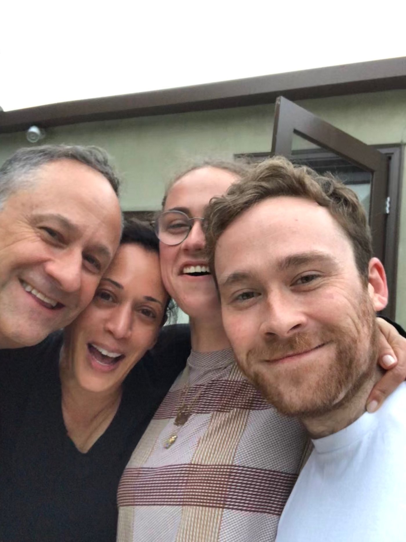 본문 이미지 - 카멀라 해리스 부통령과 남편 더글러스 엠호프, 딸 엘라와 아들 콜이 찍은 가족 사진 갈무리. (출처 : 더글러스 엠호프 엑스) 2024.07.23/