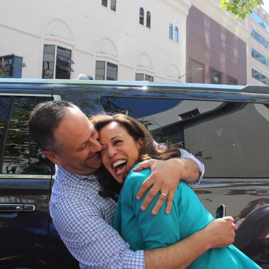 본문 이미지 - 남편 더글러스 엠호프가 카멀라 해리스와 진한 포옹을 나누는 모습. (출처 : 카멀라 해리스 엑스) 2024.07.23/