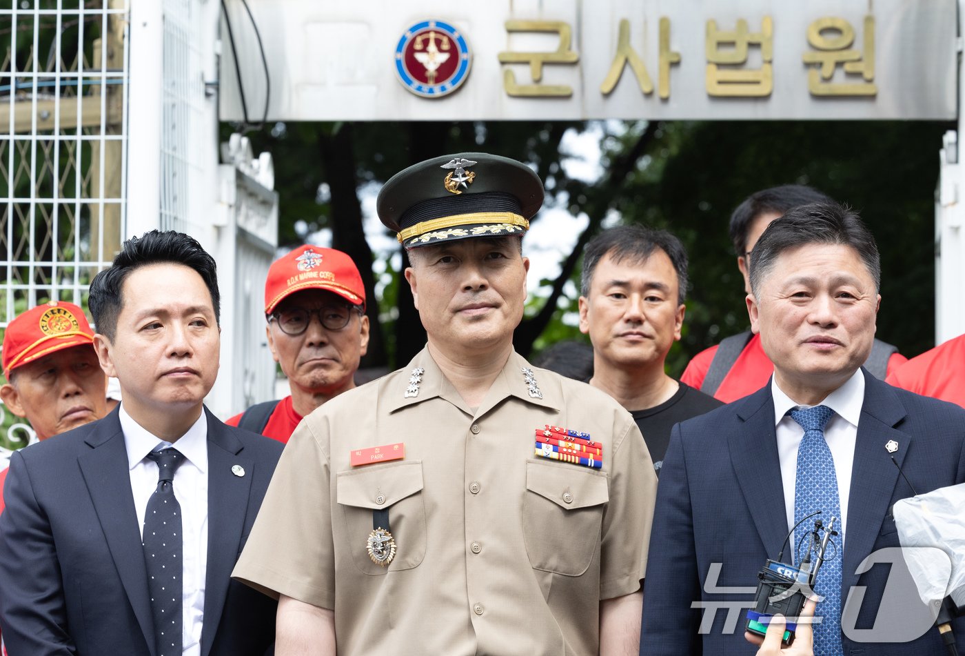 채 해병 순직사건 수사 이첩 관련 항명 및 상관명예훼손 혐의로 기소된 박정훈 전 해병대 수사단장&#40;대령&#41;이 23일 오후 서울 용산구 중앙지역군사법원에서 열린 6차 공판을 마친 후 변호인단의 발언을 듣고 있다. 2024.7.23/뉴스1 ⓒ News1 이재명 기자