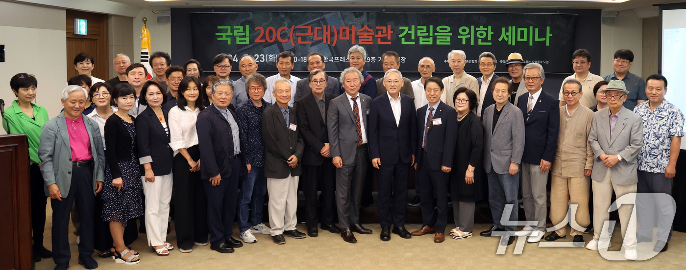 (서울=뉴스1) 김명섭 기자 = 유인촌 문화체육관광부 장관, 조강훈 한국예술인 총연합회 회장, 이광수 한국미술협회 이사장 등 참석자들이 23일 오후 서울 중구 프레스센터에서 열린 …