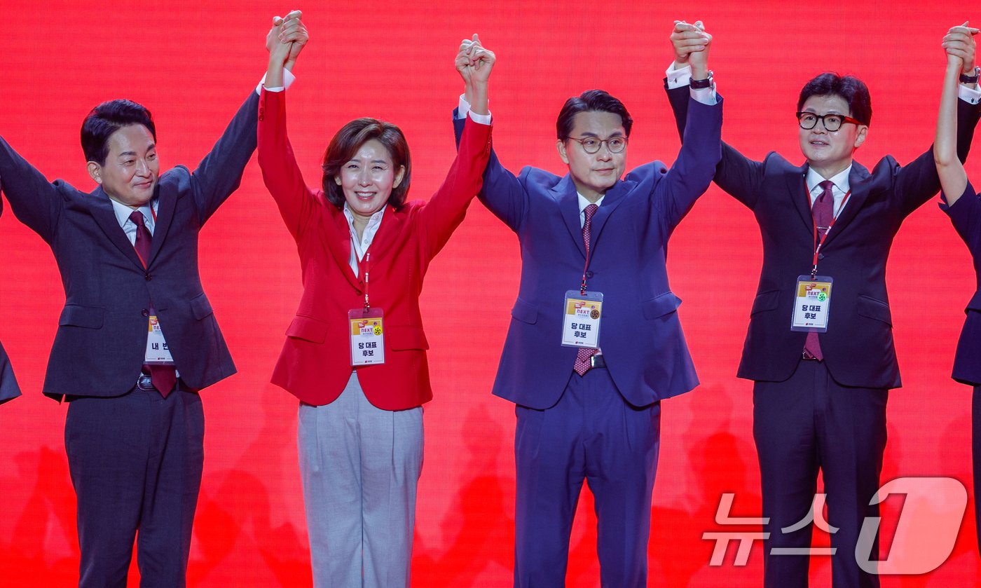 본문 이미지 - 원희룡(왼쪽부터), 나경원, 윤상현, 한동훈 국민의힘 당대표 후보가 23일 오후 경기 고양시 일산서구 킨텍스에서 열린 국민의힘 제4차 전당대회에서 손을 번쩍 들어보이고 있다. 2024.7.23/뉴스1 ⓒ News1 안은나 기자