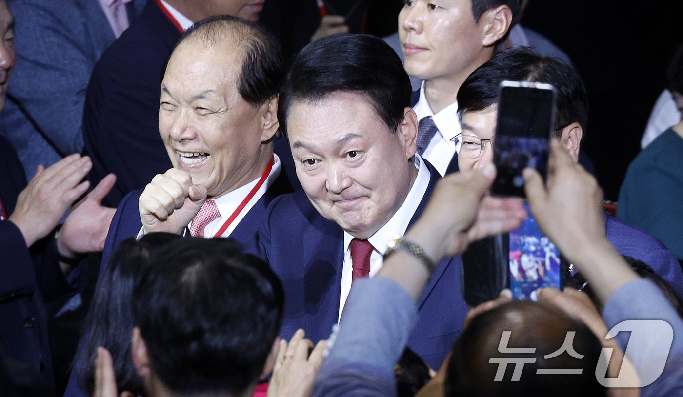 본문 이미지 - 윤석열 대통령이 23일 오후 경기 고양시 일산서구 킨텍스에서 열린 국민의힘 제4차 전당대회에 참석해 당원에게 인사하고 있다. 2024.7.23/뉴스1 ⓒ News1 안은나 기자