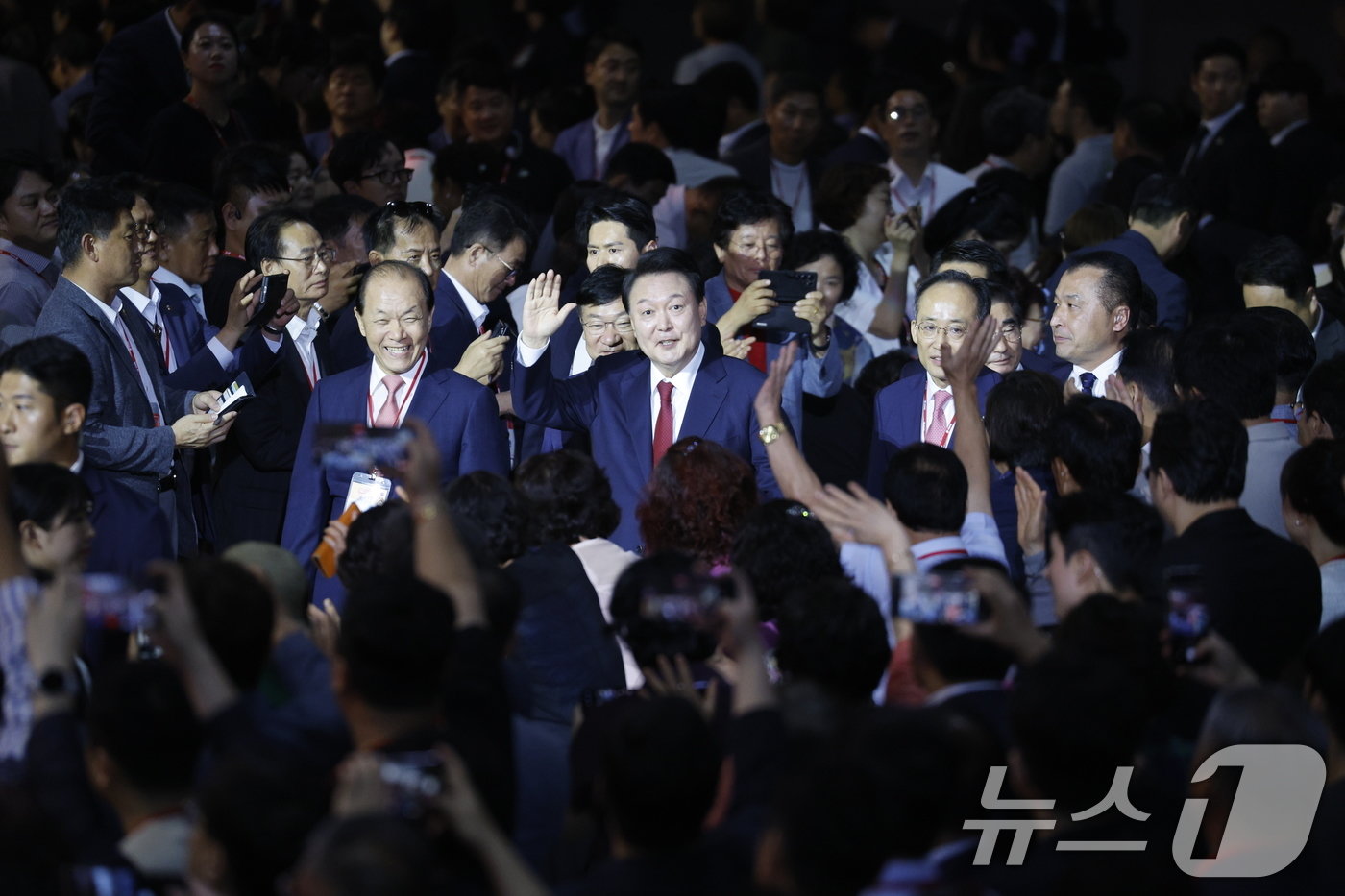 본문 이미지 - 윤석열 대통령이 23일 오후 경기 고양시 일산서구 킨텍스에서 열린 국민의힘 제4차 전당대회에 참석해 당원들에게 인사하고 있다. 2024.7.23/뉴스1 ⓒ News1 안은나 기자