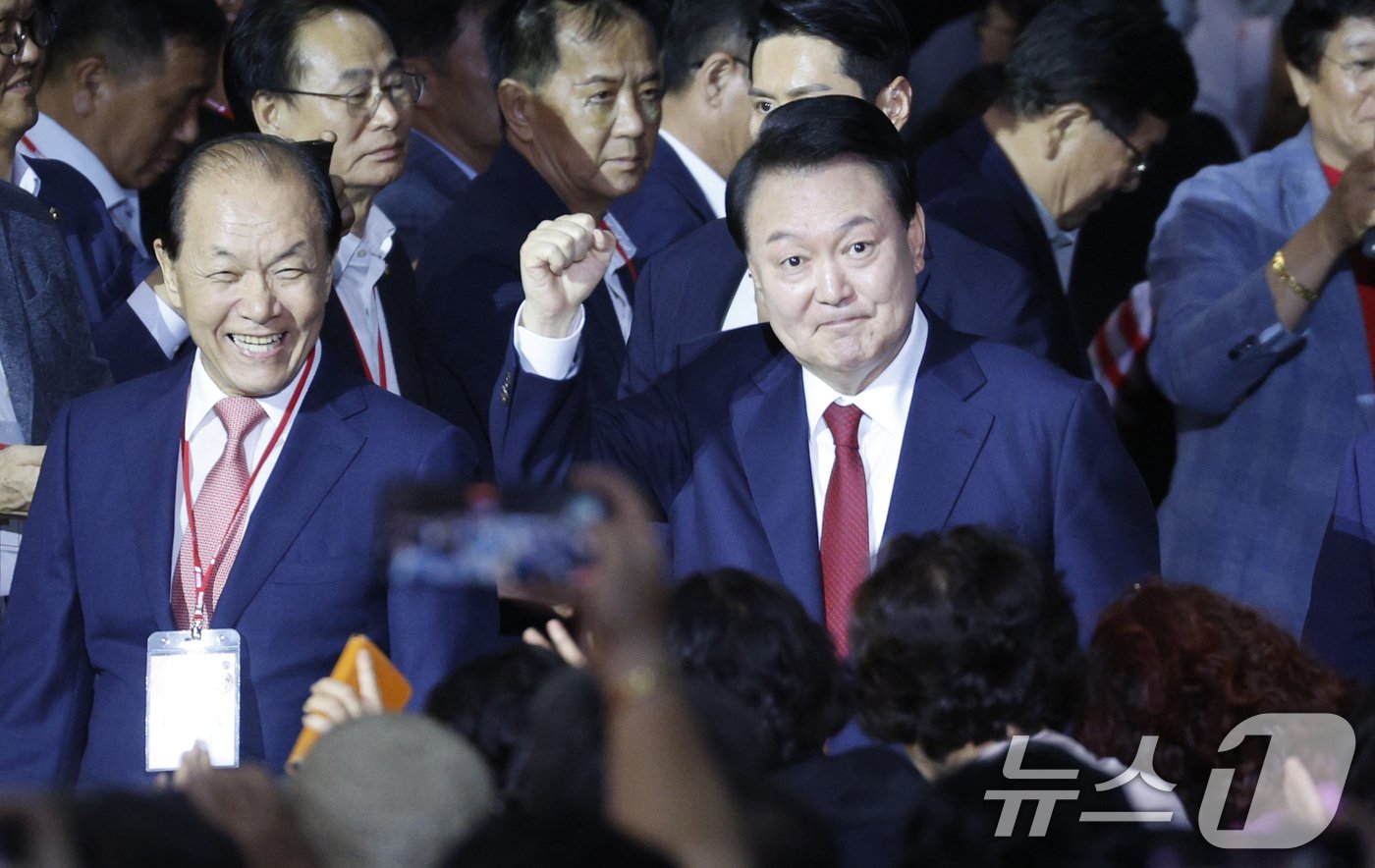 본문 이미지 - 윤석열 대통령과 황우여 국민의힘 비상대책위원장이 23일 오후 경기 고양시 일산서구 킨텍스에서 열린 국민의힘 제4차 전당대회에 입장하고 있다. 2024.7.23/뉴스1 ⓒ News1 안은나 기자
