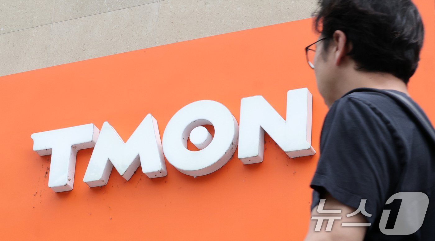 본문 이미지 - 싱가포르 기반 이커머스(전자상거래) 플랫폼 큐텐 계열사인 티몬, 위메프의 셀러(판매자) 대금 정산 지연 사태와 관련해 금융감독원이 모니터링에 나섰다. 23일 금융당국에 따르면 금감원은 최근 위메프, 티몬의 미정산·유동성 상황에 대한 모니터링을 매일 실시 중이다. 금감원 관계자는 "전자금융서비스업 자체가 문제가 생겼다기 보다는 정산 지연 문제라 현장 검사에 나설 지 여부는 아직 결정한 것은 없다＂며 ＂매일 위메프, 티몬을 통해 상황을 들여다보고 있다＂고 했다. 사진은 이날 서울 강남구 티켓몬스터 본사의 모습. 2024.7.23/뉴스1 ⓒ News1 김성진 기자