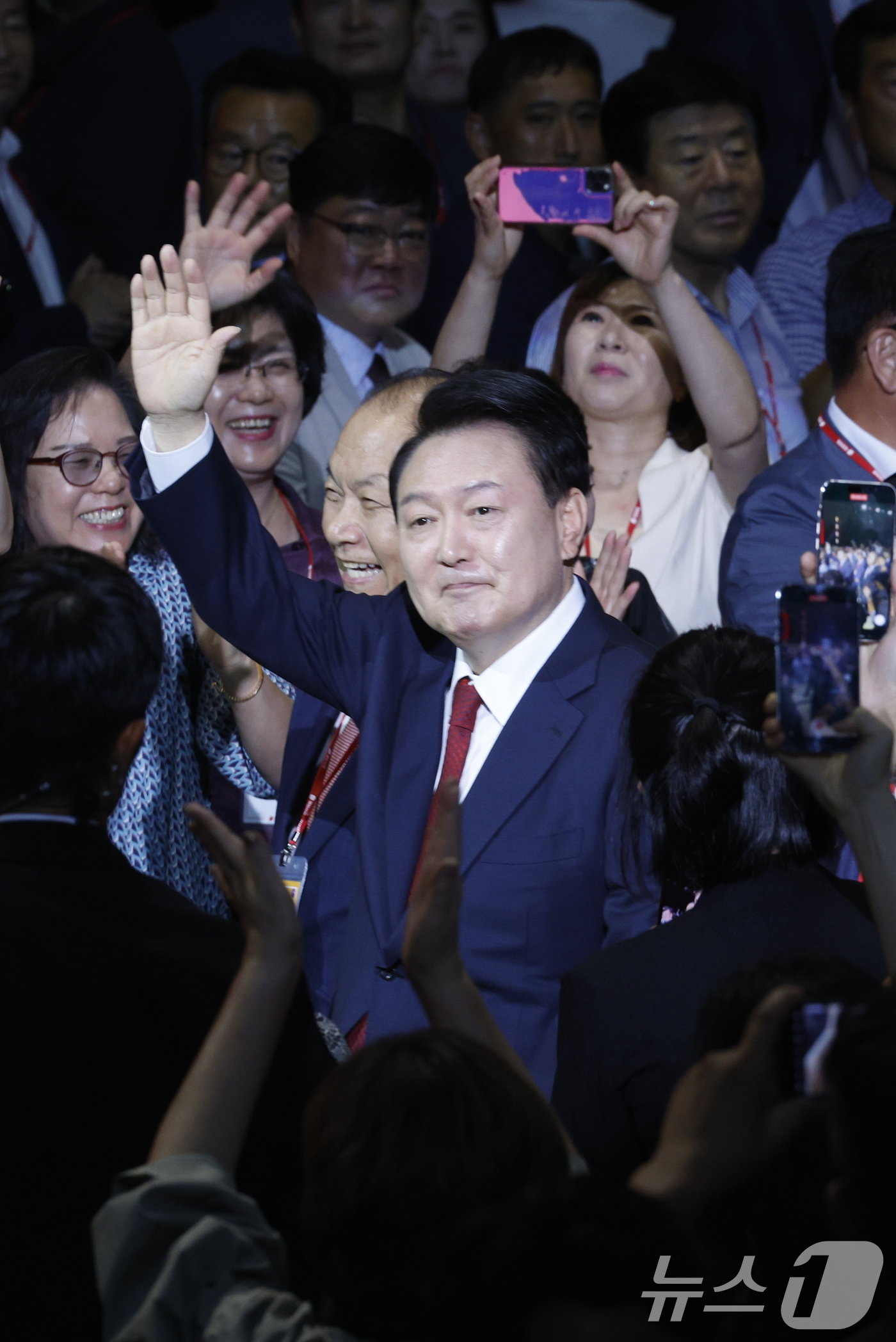 본문 이미지 - 윤석열 대통령이 23일 오후 경기 고양시 일산서구 킨텍스에서 열린 국민의힘 제4차 전당대회에 황우여 국민의힘 비상대책위원장과 함께 입장하고 있다. 2024.7.23/뉴스1 ⓒ News1 안은나 기자