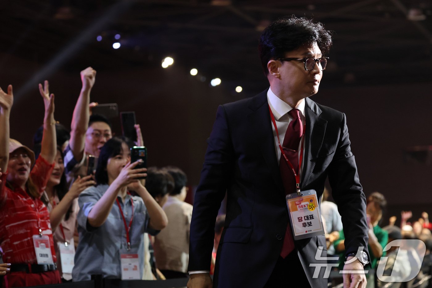 본문 이미지 - 한동훈 국민의힘 당대표 후보가 23일 경기 고양시 킨텍스에서 열린 제4차 국민의힘 전당대회에 입장하며 당원들에게 인사하고 있다. (공동취재) 2024.7.23/뉴스1 ⓒ News1 이광호 기자
