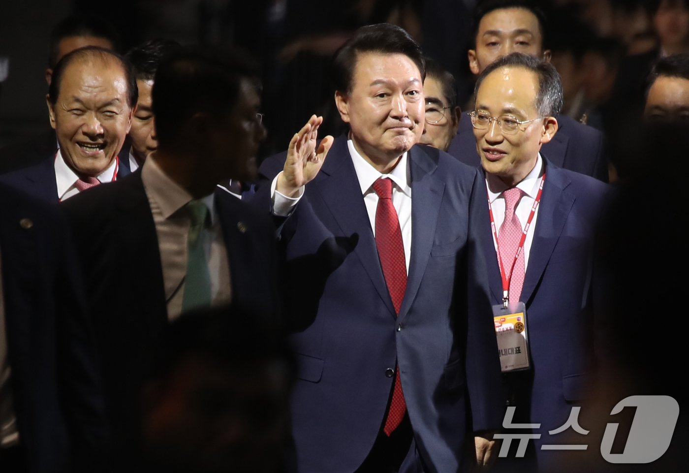 본문 이미지 - 윤석열 대통령이 23일 오후 경기 고양시 일산서구 킨텍스에서 열린 국민의힘 제4차 전당대회에 참석하고 있다. 2024.7.23/뉴스1 ⓒ News1 이광호 기자