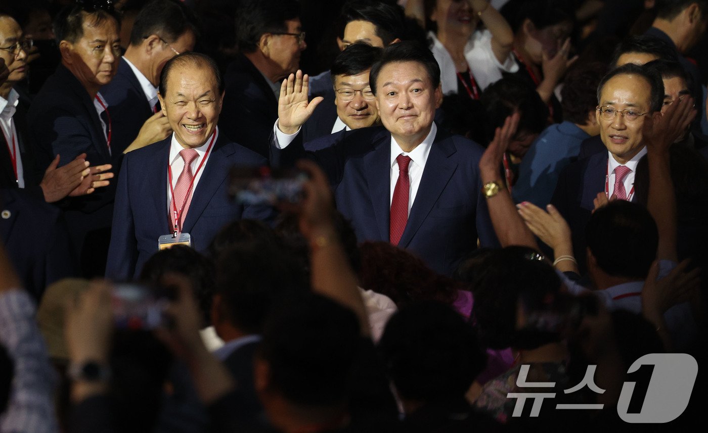 본문 이미지 - 윤석열 대통령이 황우여 국민의힘 비상대책위원장, 추경호 원내대표와 23일 오후 경기 고양시 일산서구 킨텍스에서 열린 국민의힘 제4차 전당대회에 입장하고 있다. (공동취재) 2024.7.23/뉴스1 ⓒ News1 안은나 기자