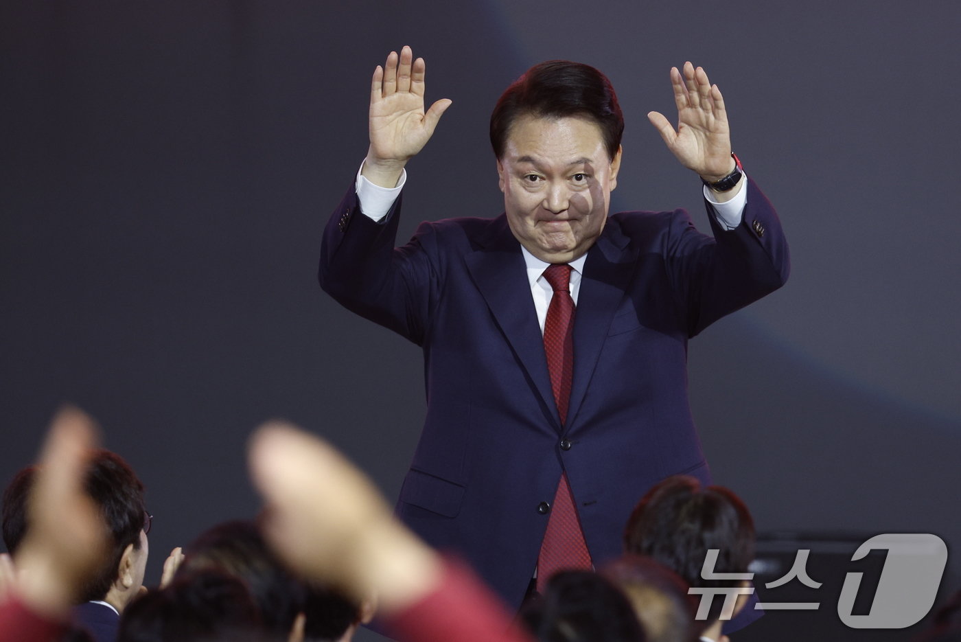 본문 이미지 - 윤석열 대통령이 23일 오후 경기 고양시 일산서구 킨텍스에서 열린 국민의힘 제4차 전당대회에서 황우여 비대위원장 인사말 도중 당원들을 향해 인사하고 있다. 2024.7.23/뉴스1 ⓒ News1 안은나 기자