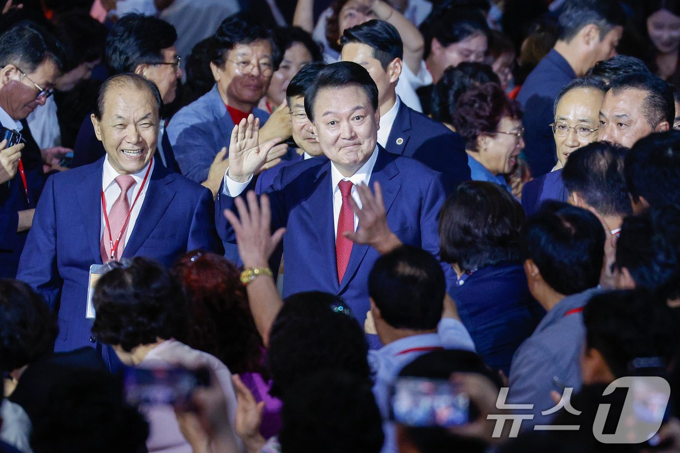 본문 이미지 - 윤석열 대통령이 23일 오후 경기 고양시 일산서구 킨텍스에서 열린 국민의힘 제4차 전당대회에 입장하며 당원들을 향해 인사하고 있다. 2024.7.23/뉴스1 ⓒ News1 안은나 기자