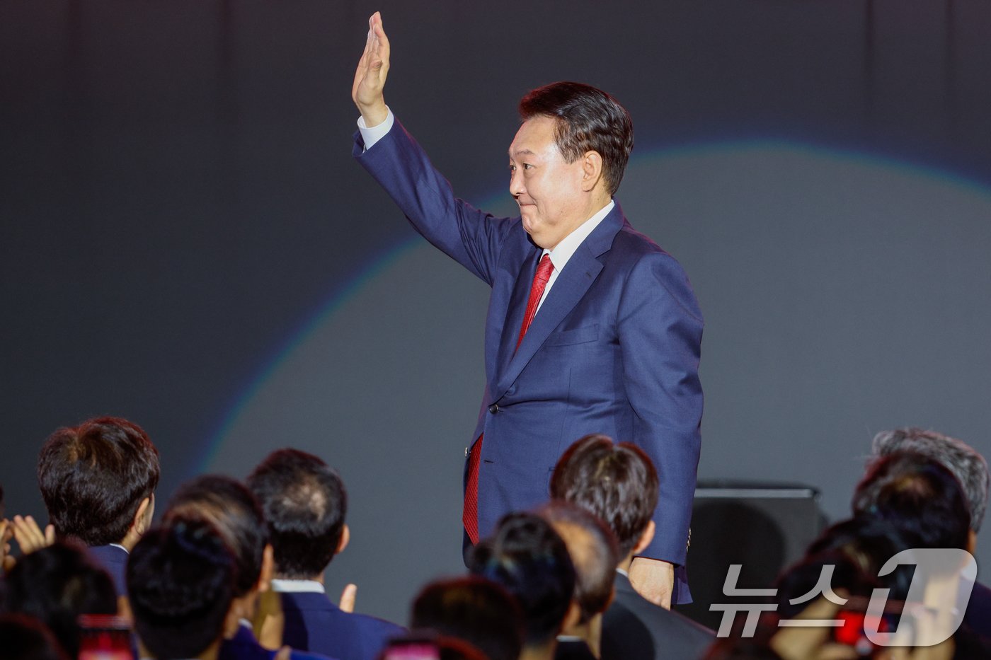 본문 이미지 - 윤석열 대통령이 23일 오후 경기 고양시 일산서구 킨텍스에서 열린 국민의힘 제4차 전당대회에서 황우여 비대위원장 인사말 도중 당원들을 향해 인사하고 있다. 2024.7.23/뉴스1 ⓒ News1 안은나 기자